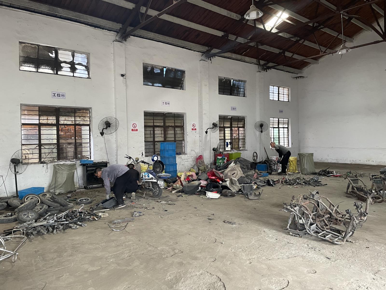 拆解現(xiàn)場(chǎng).jpg 拆解現(xiàn)場(chǎng).jpg